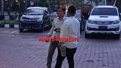Aw (wajah diblur) saat berkunjung ke kantor Direktorat Reserse Narkoba Polda Sumut sebelum menjadi DPO Bareskrim Polri kasus narkoba