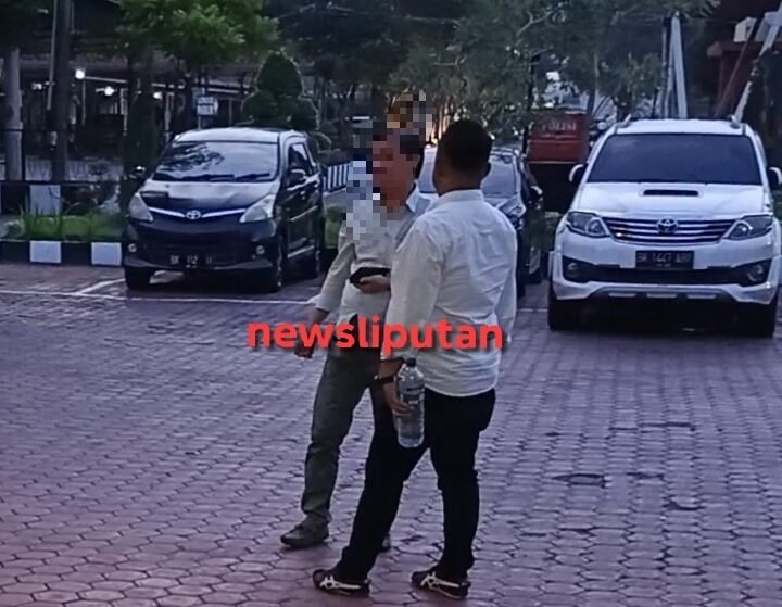 Aw (wajah diblur) saat berkunjung ke kantor Direktorat Reserse Narkoba Polda Sumut sebelum menjadi DPO Bareskrim Polri kasus narkoba