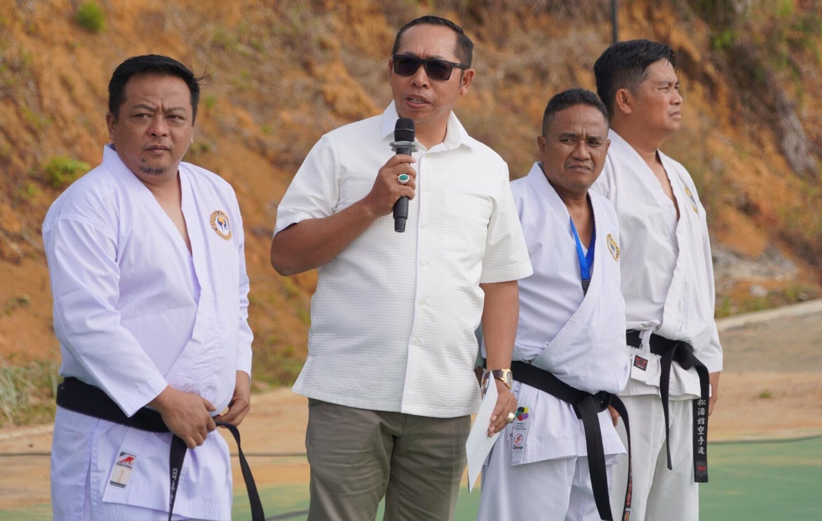 Bupati Taput JTP Hutabarat menyemangati para karateka saat meresmikan ujian kenaikan sabuk Kyu Wadokai.