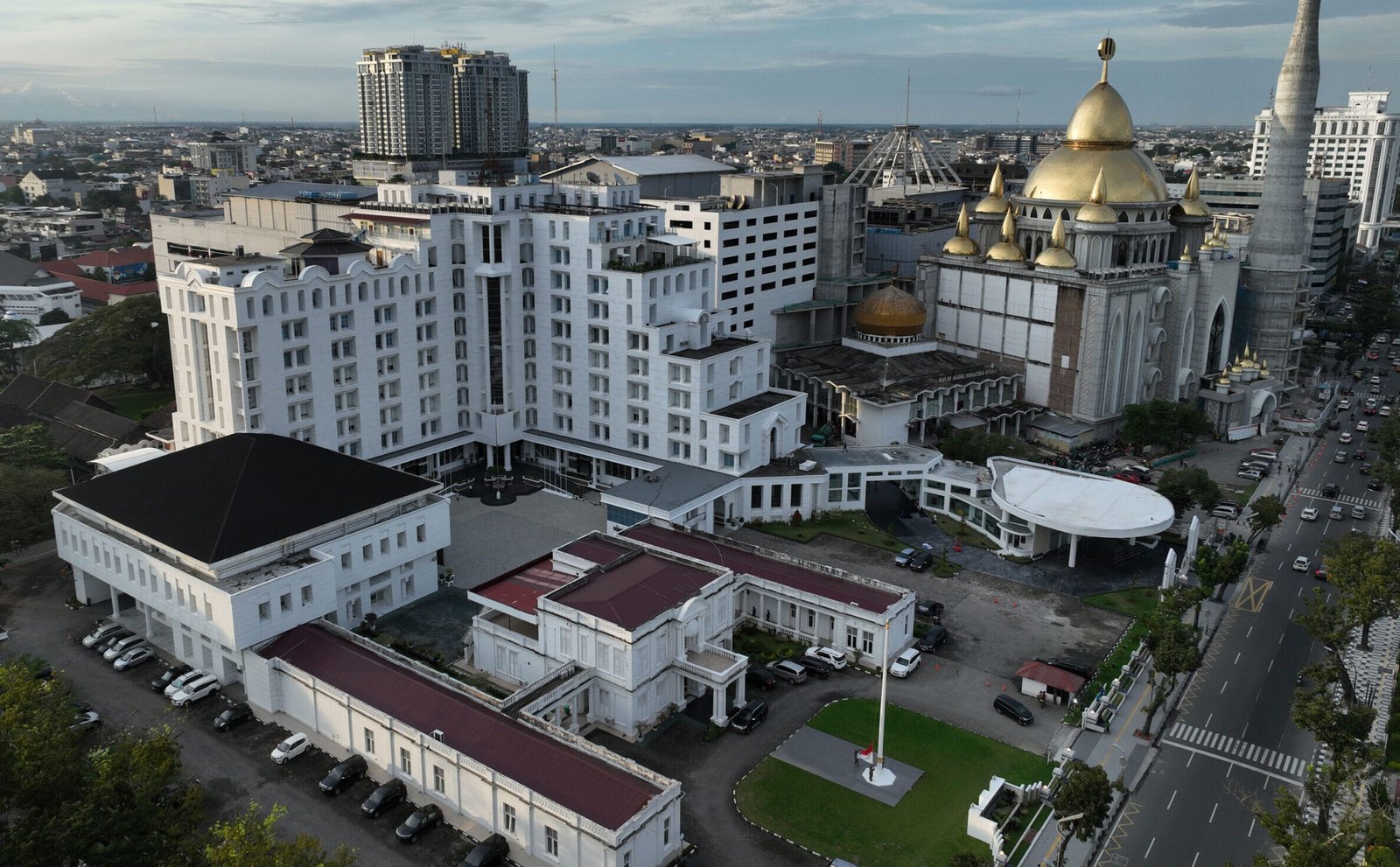 Kantor Gubernur Sumut, Jalan Pangeran Diponegoro Nomor 30 Medan.