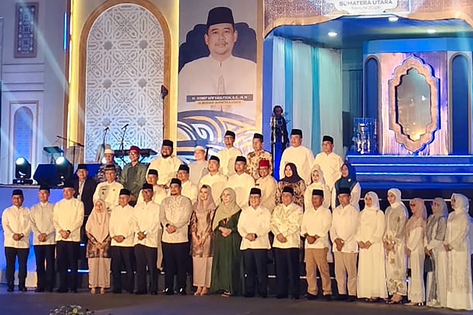 Wakil Bupati Tapteng Mahmud Efendi foto bersama Gubernur Sumut Bobby Nasution dan para undangan MTQ ke-40 Provinsi Sumatera Utara, Senin (15/6/2026).
