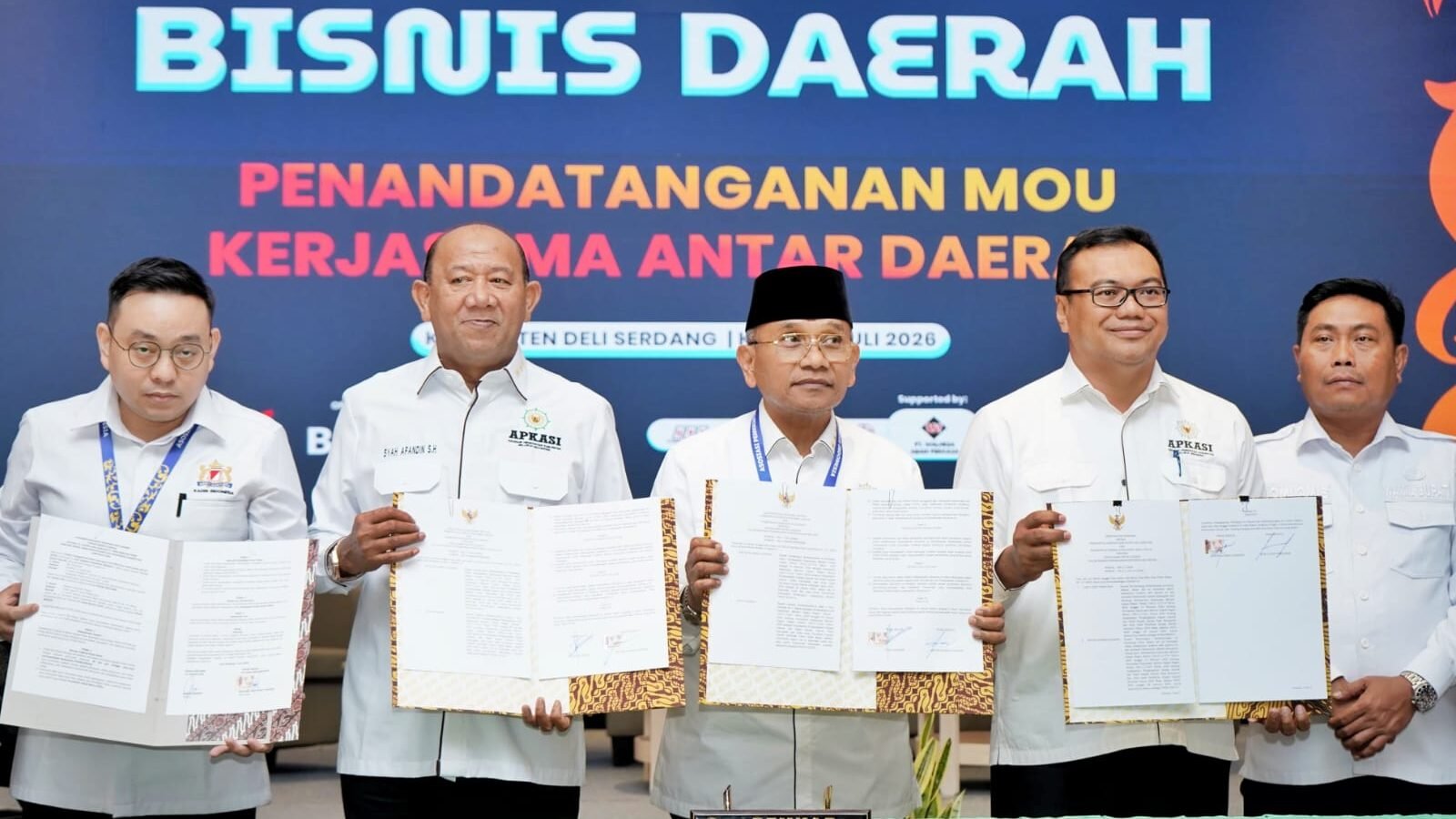 Bupati Simalungun (pakai peci) foto bersama usai penandatangan MoU .