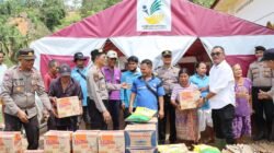 Personil Polres Tapteng saat menyalurkan paket sembako kepada warga korban banjir di Kelurahan Sipange, Rabu (22/7/2026).