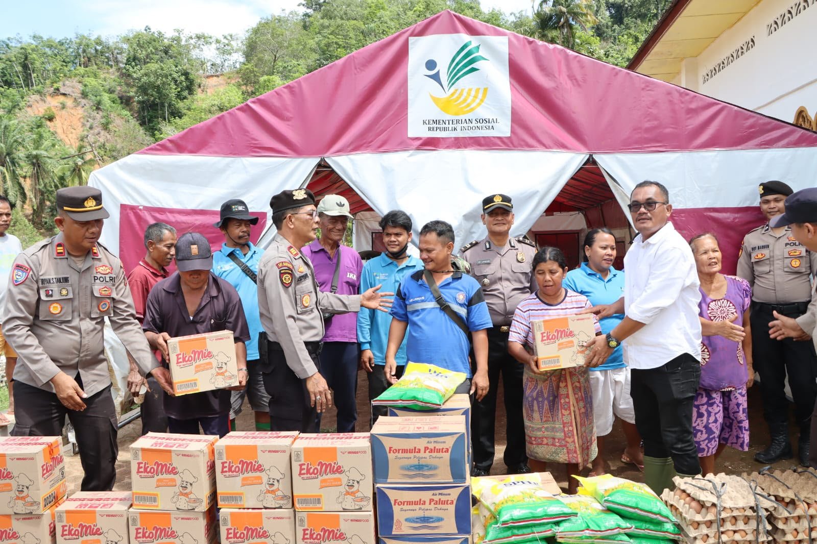 Personil Polres Tapteng saat menyalurkan paket sembako kepada warga korban banjir di Kelurahan Sipange, Rabu (22/7/2026).