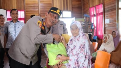 Kapolsek Talawi AKP A.Sitorus Polres Batu Bara memberikan bantuan sembako pada kaum duafa pada kegiatan Jum'at berkah