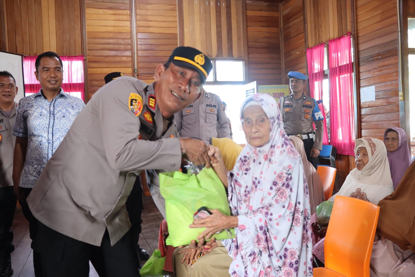 Kapolsek Talawi AKP A.Sitorus Polres Batu Bara memberikan bantuan sembako pada kaum duafa pada kegiatan Jum'at berkah