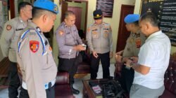 Plt. Kasi Propam Polres Sibolga IPDA Chandra Purba, S.H didampingi personel Propam dan Kanit Provos Polsek jajaran saat melakukan pemeriksaan senpi di jajaran Polres Sibolga.