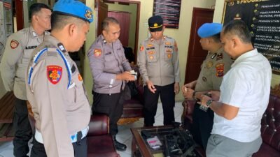 Plt. Kasi Propam Polres Sibolga IPDA Chandra Purba, S.H didampingi personel Propam dan Kanit Provos Polsek jajaran saat melakukan pemeriksaan senpi di jajaran Polres Sibolga.