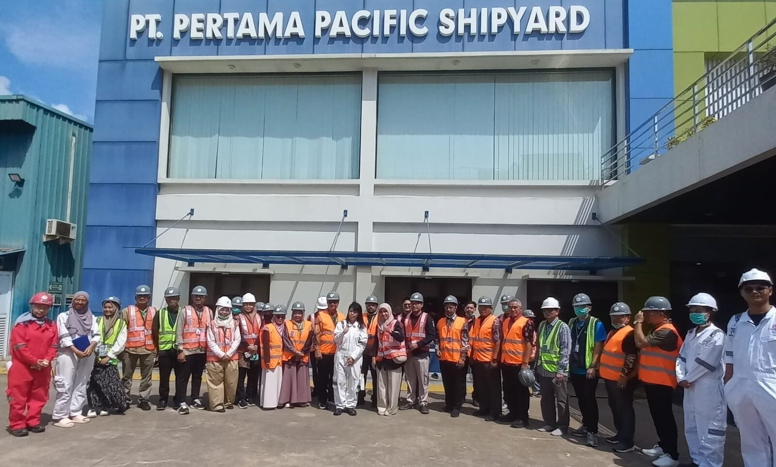 Penandatangan MoU oleh Direktorat Jenderal Pendidikan Vokasi bersama Direktur Politeknik Negeri Batam, Direktur Sekolah Menengah Kejuruan, Kasubdirektorat Sarana Prasarana dan Kasudin Kementrian.
