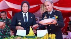 Wawako Herlina Bersama Kapolres Pematangsiantar Potong Kue Tart Peringatan Hari Bhayangkara 