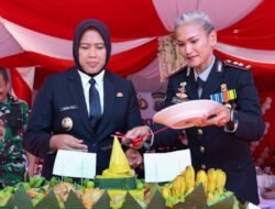 Wawako Herlina Bersama Kapolres Pematangsiantar Potong Kue Tart Peringatan Hari Bhayangkara 