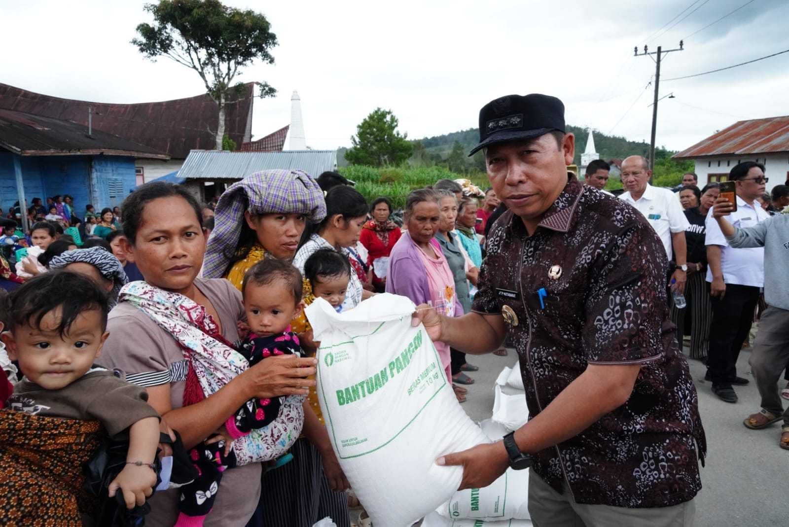 Bupati Taput saat turun langsung membagi bansos di Sipoholon