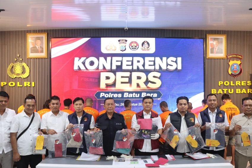 Kasat Reskrim Polres Batu Bara AKP Binrot Situngkir, didampingi Kasi Humas AKP P. Tamba, Kasat Intelkam AKP Agus Situmorang, Kasat Samapta Iptu Suganda L. Naibaho, Kasat Lantas Iptu Devi Siringo-Ringo saat memperlihatkan barang bukti dalam jumpa pers
