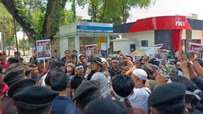 Massa dan keluarga WLG di Mapolda Sumut