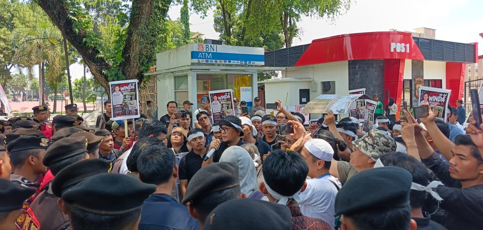 Massa dan keluarga WLG di Mapolda Sumut
