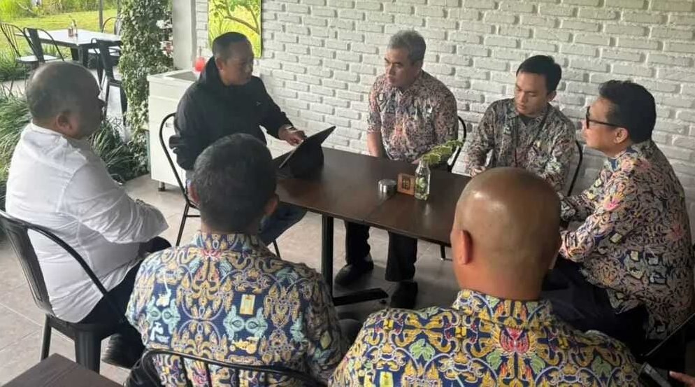 Diskusi Bupati Taput dengan Satgas Rekonstruksi Kementerian PU.
