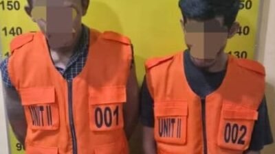 Kedua pelaku yang diamankan petugas kepolisian.