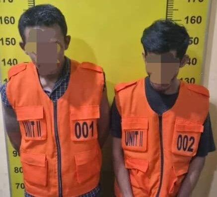Kedua pelaku yang diamankan petugas kepolisian.