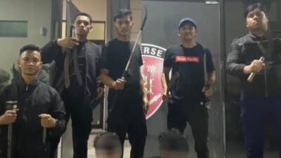 Petugas kepolisian mengamankan barang bukti