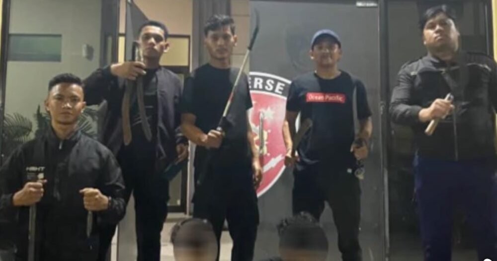 Petugas kepolisian mengamankan barang bukti