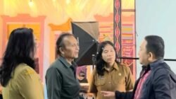 Dr Rudi Syahputra memberi penjelasan kepada penulis dan ibu Neny dan Donna Situmeang.