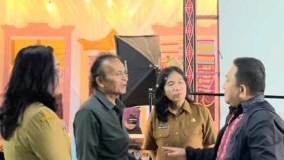 Dr Rudi Syahputra memberi penjelasan kepada penulis dan ibu Neny dan Donna Situmeang.