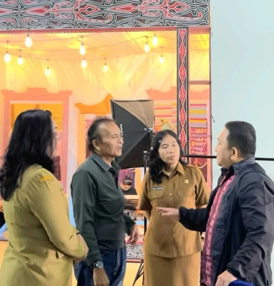 Dr Rudi Syahputra memberi penjelasan kepada penulis dan ibu Neny dan Donna Situmeang.
