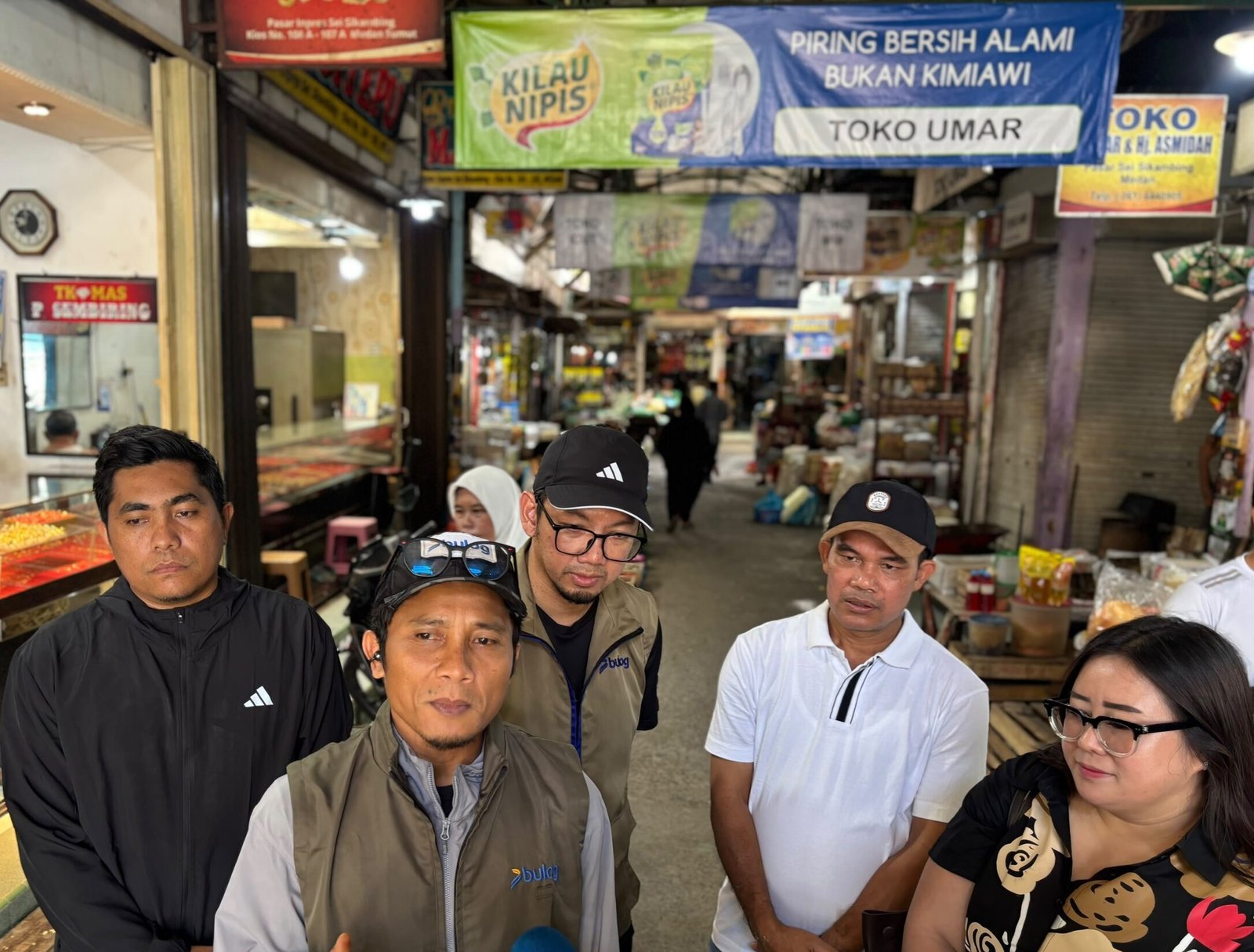 Pemimpin Perum Bulog Kantor Wilayah Sumut, R. Darma Wijaya saat meninjau di salah satu pasar tradisional di Medan Jumat ( 30/10/26)
