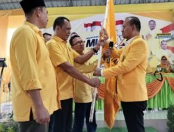 Wakil Ketua DPD Golkar Sumut serahkan Pataka Partai Golkar kepada Mahyaruddin Salim (kanan) Ketua terpilih DPD Golkar Kota Tanjung Balai periode 2025-2030