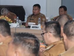 Wabup Asahan Rianto sampaikan arahannya kepada OPD dilingkungan Pemkab Asahan dan peserta rapat.