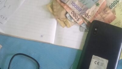 Beberapa barang bukiti burapa sejumlah uang dan catatan nomor serta HP
