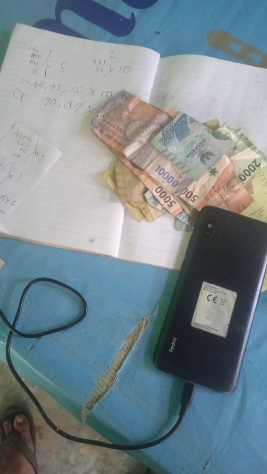 Beberapa barang bukiti burapa sejumlah uang dan catatan nomor serta HP